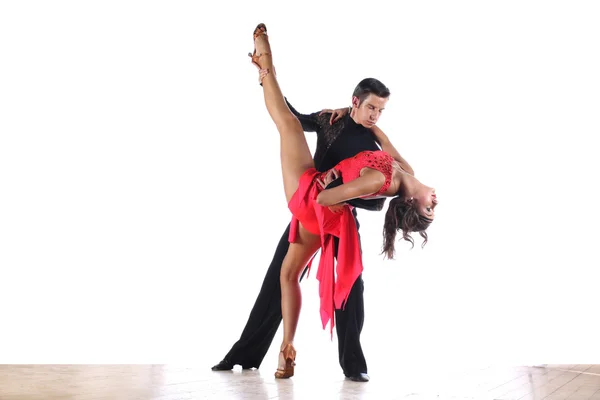 Latino dansers in balzaal tegen witte achtergrond — Stockfoto
