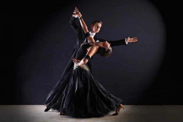 Bailarinas latinas en salón aisladas sobre fondo negro — Foto de Stock