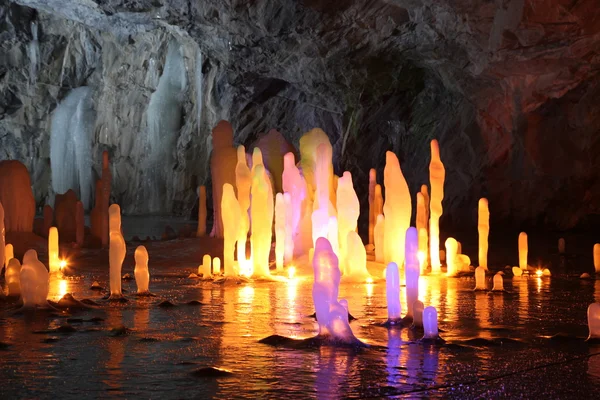 Estalagmita de agua congelada en cueva de mármol profundo, Rusia — Foto de Stock