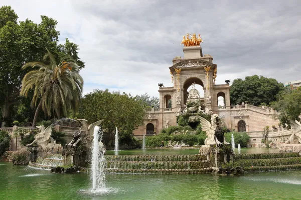 Fuente y cascada en el parque De la Ciutadella en Barcelona —  Fotos de Stock