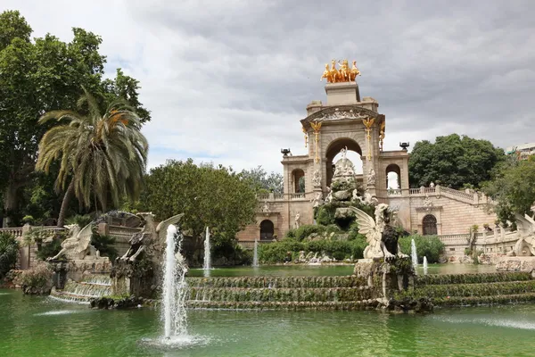 Fountain and cascade in park De la Ciutadella in Barcelona — Stock Photo, Image