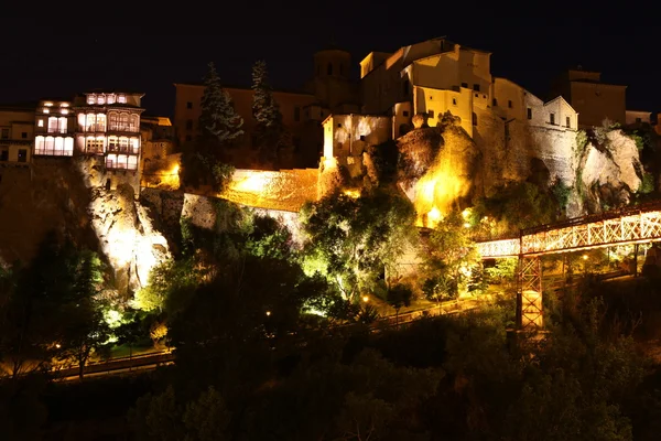 Nattsyn på steinete elvebredde Jucar og bru i Cuenca – stockfoto