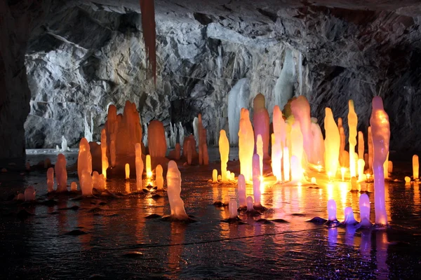 冷冻的水石笋在深大理石洞穴，俄罗斯 — 图库照片
