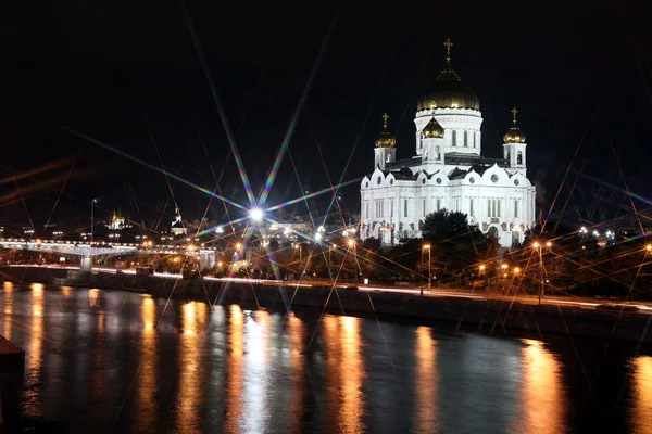 Wgląd nocy znane i piękne rzeki Moskwy i katedry Chrystusa Zbawiciela — Zdjęcie stockowe