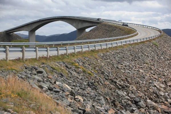 Stürmische Brücke auf der Atlantikstraße in Norwegen — Stockfoto