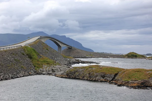 ノルウェーの大西洋の道に storseisundet 橋 — ストック写真