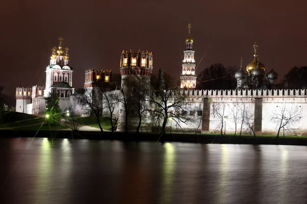 Krásná noční pohled ruské pravoslavné církve v Novoděvičij — Stock fotografie