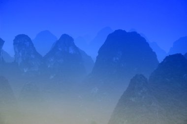 Mavi mt - li Nehri yakınında yangshuo karstik Dağları