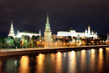 Moskova Nehri ve Moskova kremlin Sarayı'nın ünlü ve güzel gece görünümü