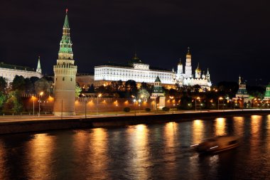 Moskova Nehri ve Moskova kremlin Sarayı'nın ünlü ve güzel gece görünümü
