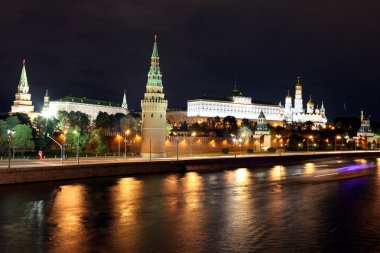 Moskova Nehri ve Moskova kremlin Sarayı'nın ünlü ve güzel gece görünümü