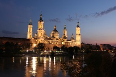 Görünüm virgen bazilikanın del pilar ve ebro Nehri'nin