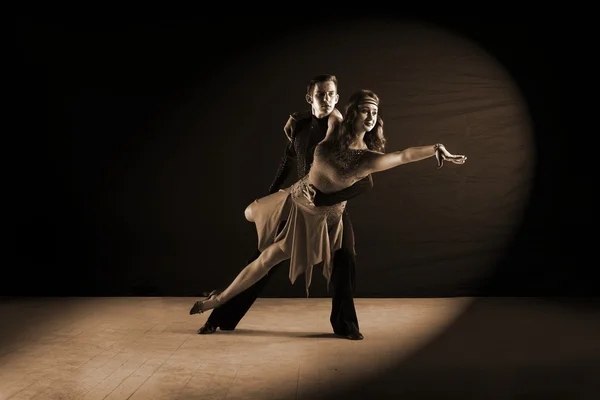 Bailarines latinos en el salón de baile — Foto de Stock