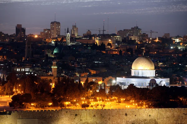 Classic Night view of Temple Mount with Dome of the Rock and old city — Stock Photo, Image