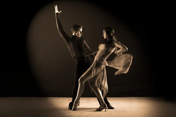 Bailarines latinos en el salón de baile — Foto de Stock