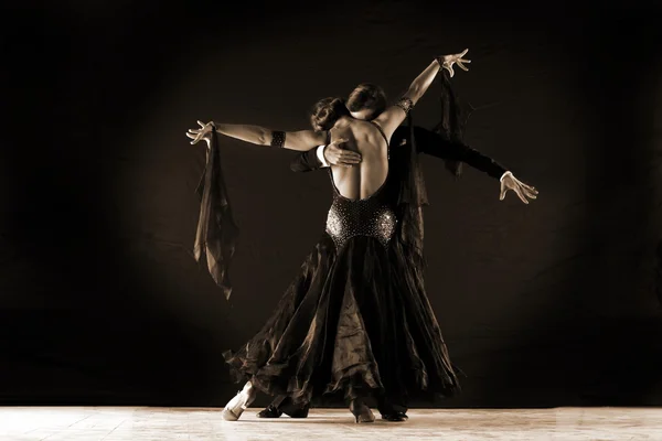 Танцоры-латиноамериканцы в бальном зале — стоковое фото