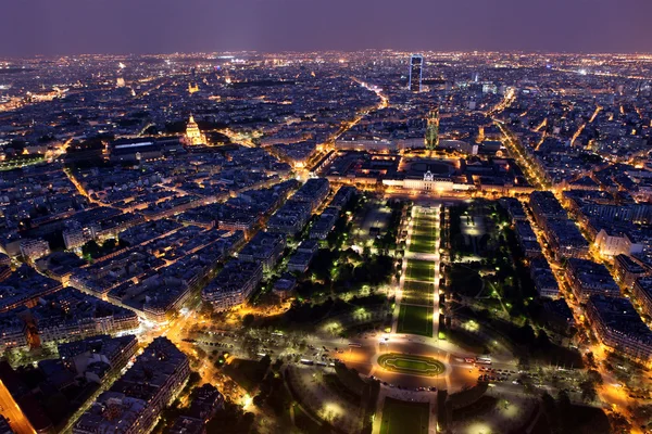 Famosa y hermosa vista nocturna a París desde la Torre Eiffel — Foto de Stock