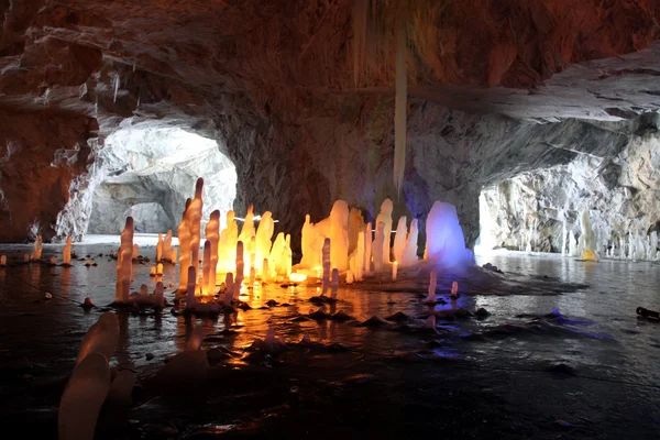 Stalagmite em caverna de mármore profundo, Rússia — Fotografia de Stock