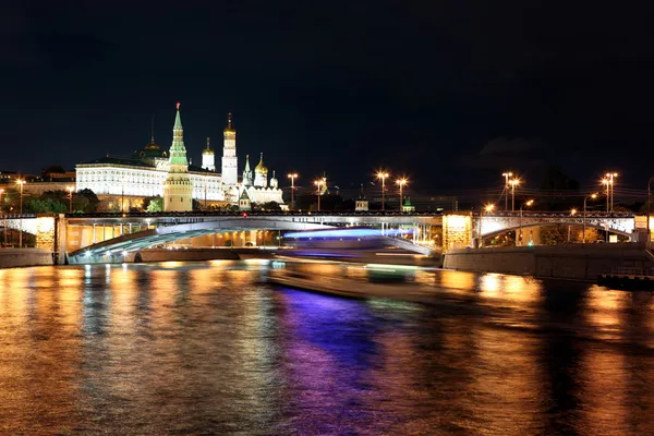 Московский Кремлевский дворец с церквями, рекой Москва и Большим каменным мостом — стоковое фото