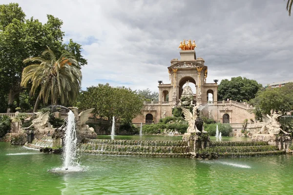 Brunnen und Wasserfall im park de la ciutadella in barcelona — Stockfoto