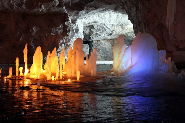 Frozen water Stalagmite in deep marble cave, Russia — Stock Photo, Image