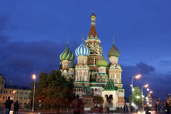 Ночной вид на Покровский собор Василий на Красной площади — стоковое фото