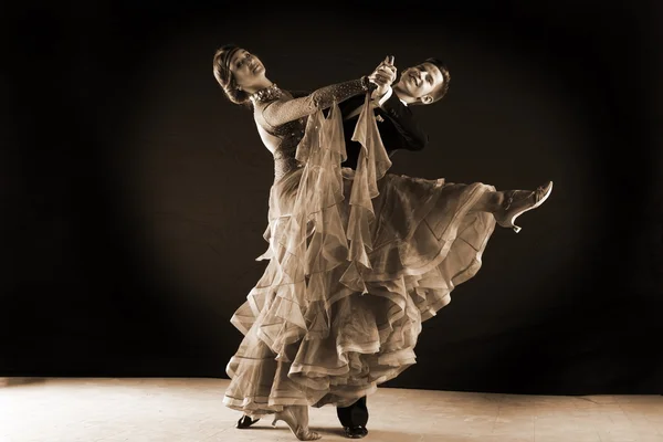 Bailarines latinos en el salón de baile — Foto de Stock