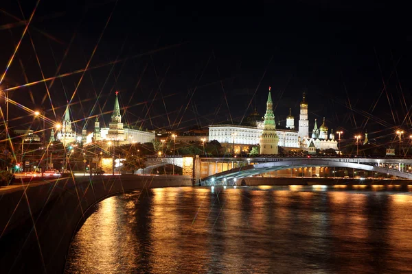 Moscow kremlin palace med kyrkor, Moskvafloden och stor stenbro — Stockfoto