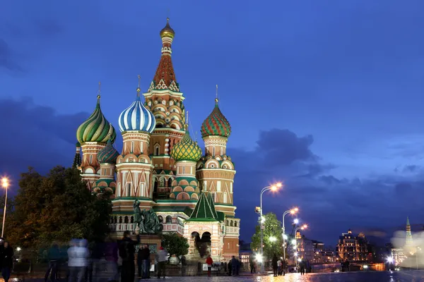 Vista noturna da Catedral de Intercessão St. Basil está na Praça Vermelha. — Fotografia de Stock