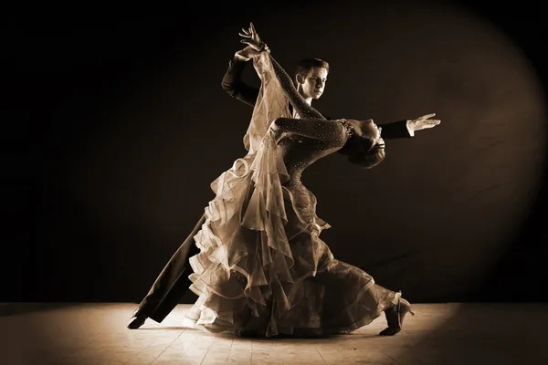 Bailarines latinos en el salón de baile —  Fotos de Stock