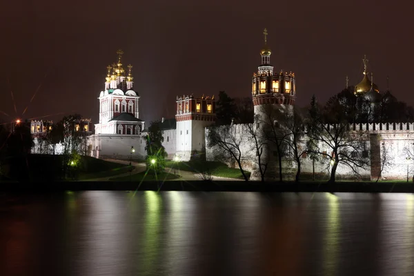 Bela visão noturna de igrejas ortodoxas russas em Novodevichy — Fotografia de Stock