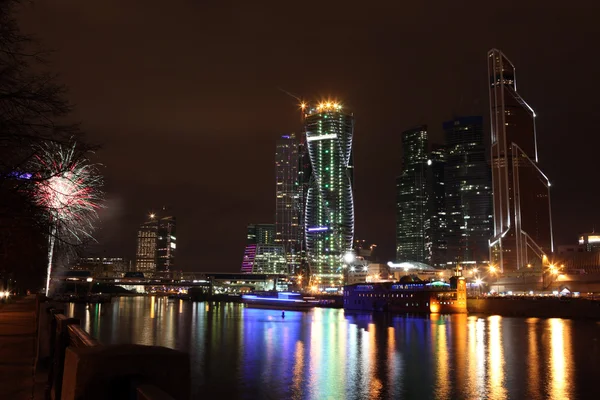 Vista noturna famosa e bonita arranha-céus Centro de negócios internacional da cidade — Fotografia de Stock