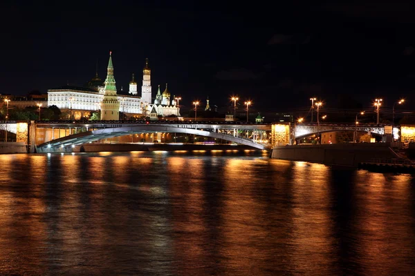 Ünlü ve güzel gece Moskova Nehri, büyük taş köprü görünümü — Stok fotoğraf