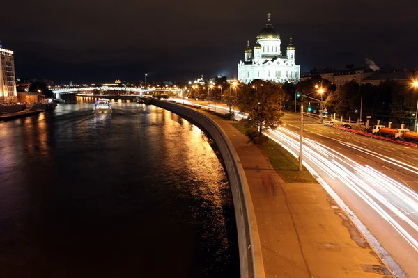 Bela vista noturna Catedral de Jesus Cristo Salvador e rio Moskva — Fotografia de Stock