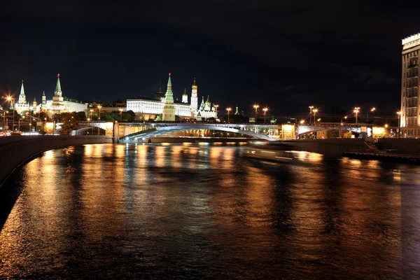 モスクワ川、大きな石の橋の有名な美しい夜景 — ストック写真
