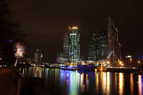Slavná a krásná noční pohled mrakodrapů města mezinárodní obchodní centrum — Stock fotografie