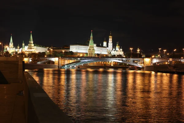 Vista noturna famosa e bonita do rio Moskva — Fotografia de Stock