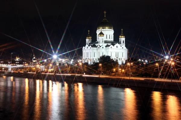 Famosa e bella vista notturna del fiume Moskva e della Cattedrale di Gesù Cristo — Foto Stock