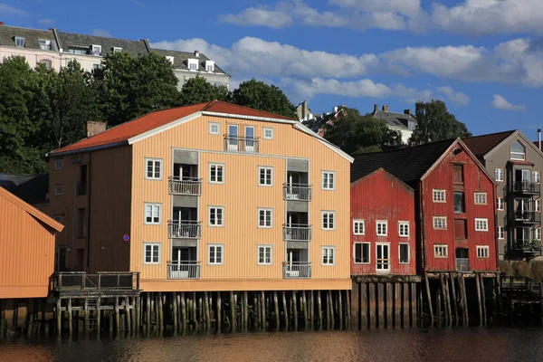 Alte lagerhallen in trondheim, norwegen — Stockfoto