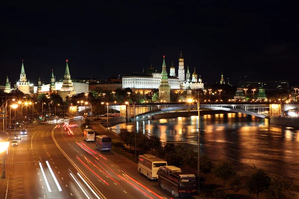 Ünlü ve güzel gece Moskova Nehri, büyük taş köprü görünümü — Stok fotoğraf