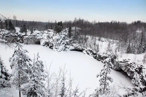 Inverno na velha pedreira de mármore, Carélia, Rússia — Fotografia de Stock