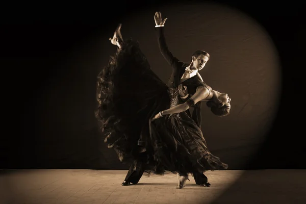 Bailarines latinos en el salón de baile — Foto de Stock