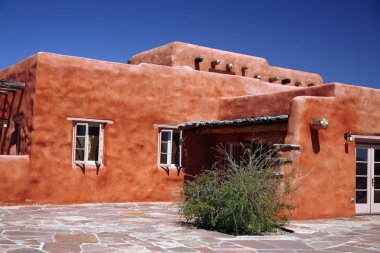 Klasik adobe evi