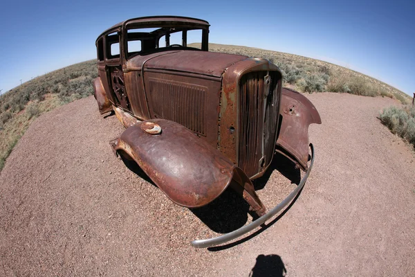 Alte zerstören verlassenes Auto — Stockfoto