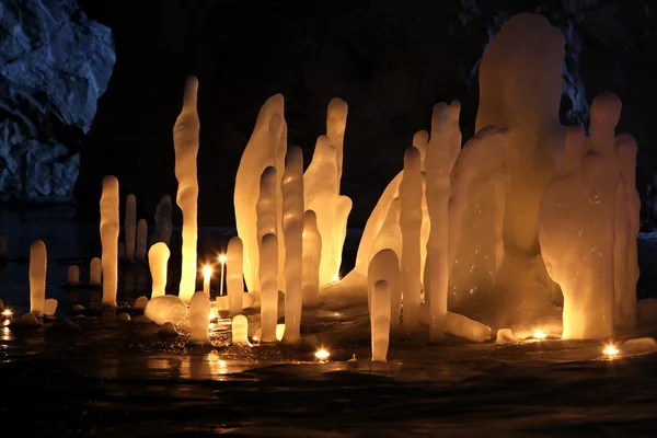 Stalagmit zmrzlé vody v hluboké mramorové jeskyně, Rusko — Stock fotografie