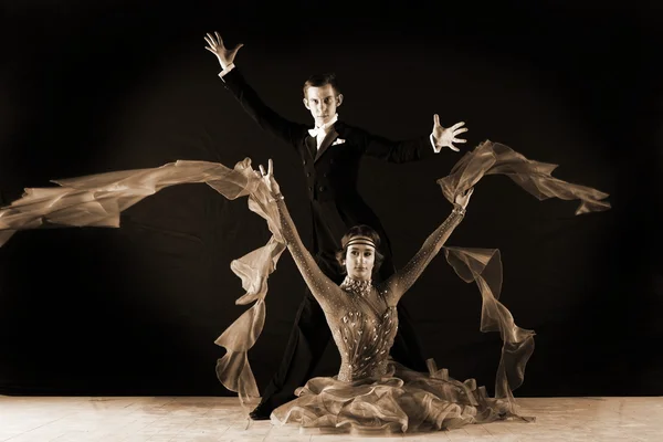 拉丁裔舞者在舞厅 — 图库照片