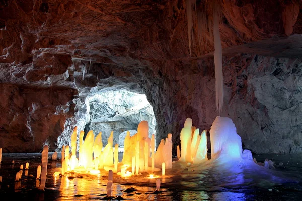 Fruset vatten stalagmiter i djupa marmor grotta, Ryssland — Stockfoto