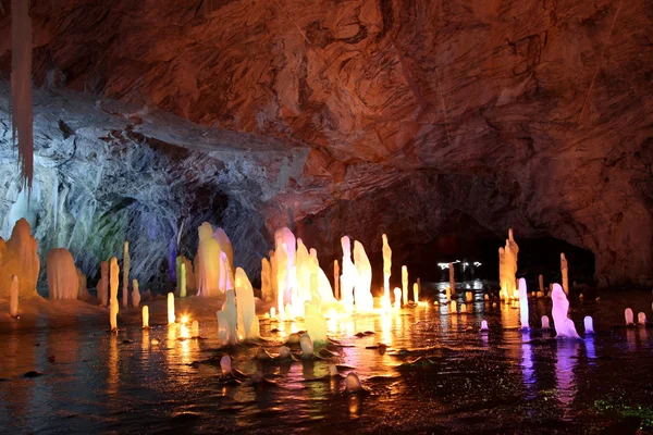 Estalagmita de agua congelada en cueva de mármol profundo, Rusia —  Fotos de Stock