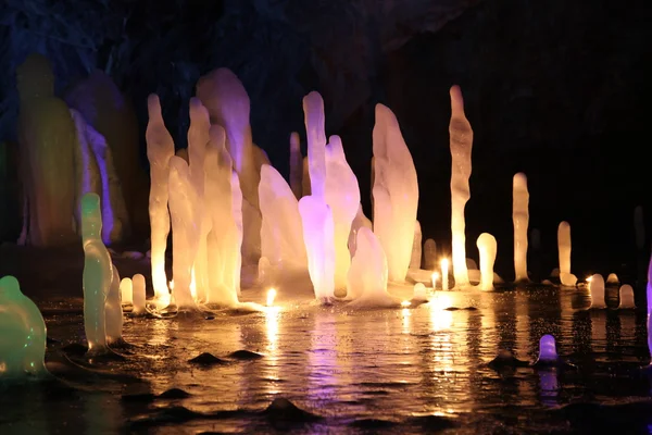 Estalagmita de agua congelada en cueva de mármol profundo, Rusia —  Fotos de Stock