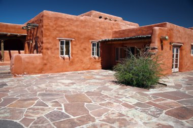 Klasik adobe evi